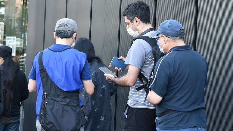 Eleitores brasileiros fazem fila para votar no Jap&atilde;o