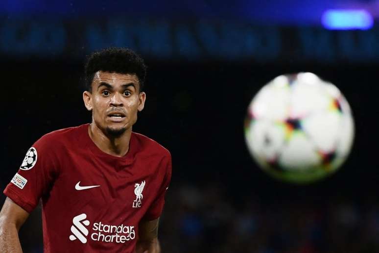 Luis Díaz deverá ser titular mais uma vez pelo Liverpool (Foto: FILIPPO MONTEFORTE / AFP)