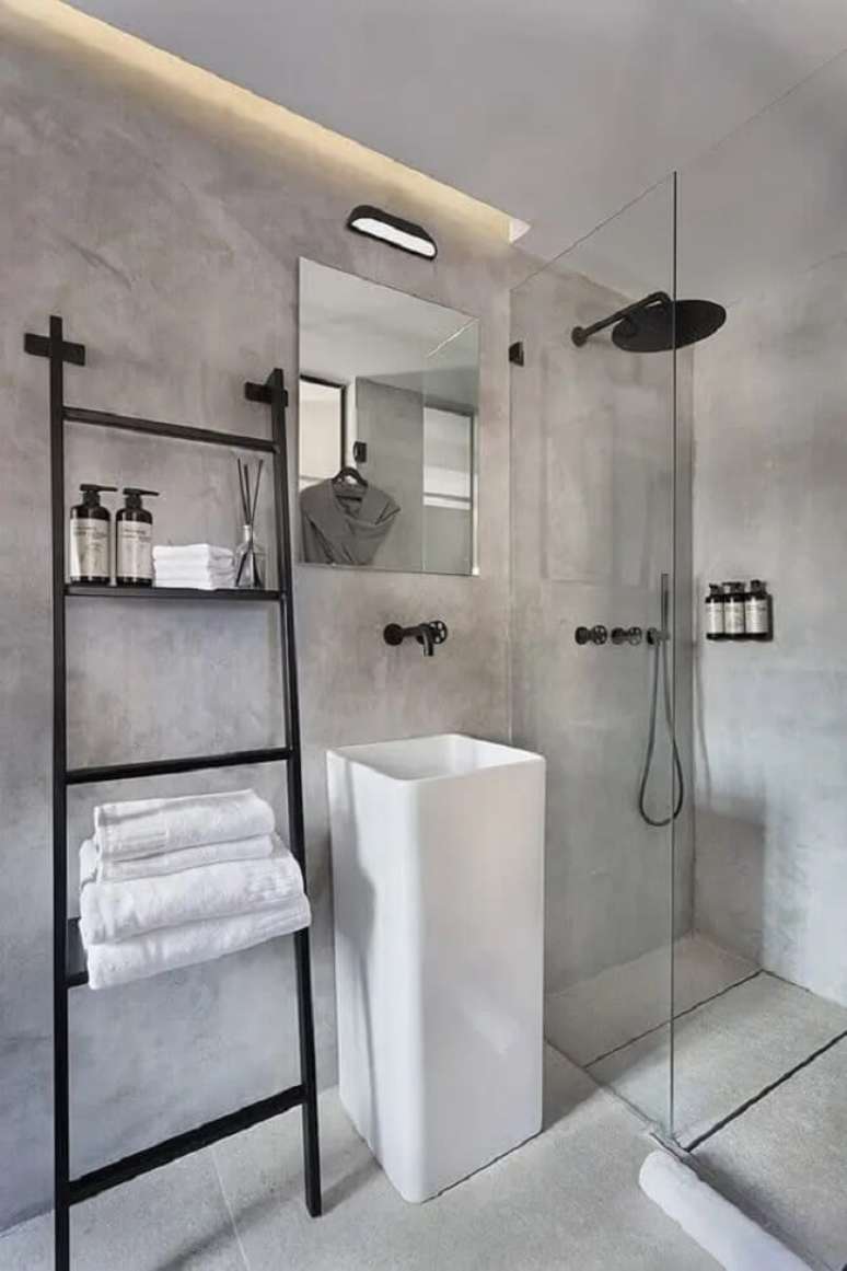 61. Banheiro industrial decorado com cimento queimado branco e cuba de piso. Foto – The Vera Hotel