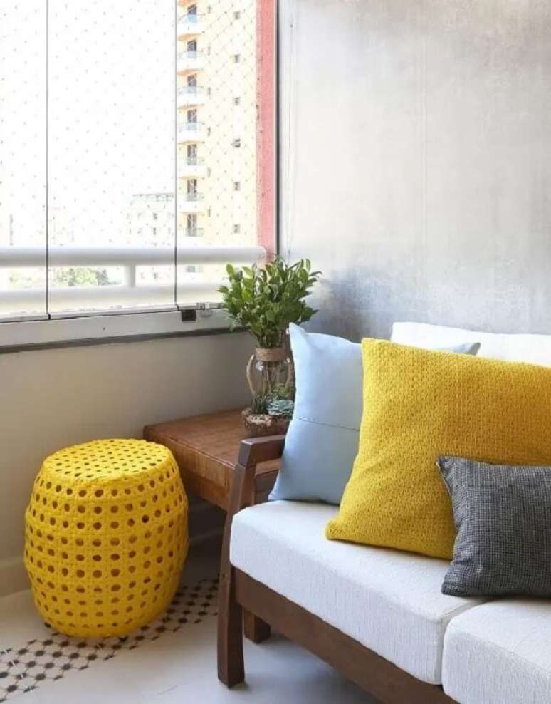 70. Ambiente aconchegante com cimento queimado branco parede. Projeto de Livia Dalmaso