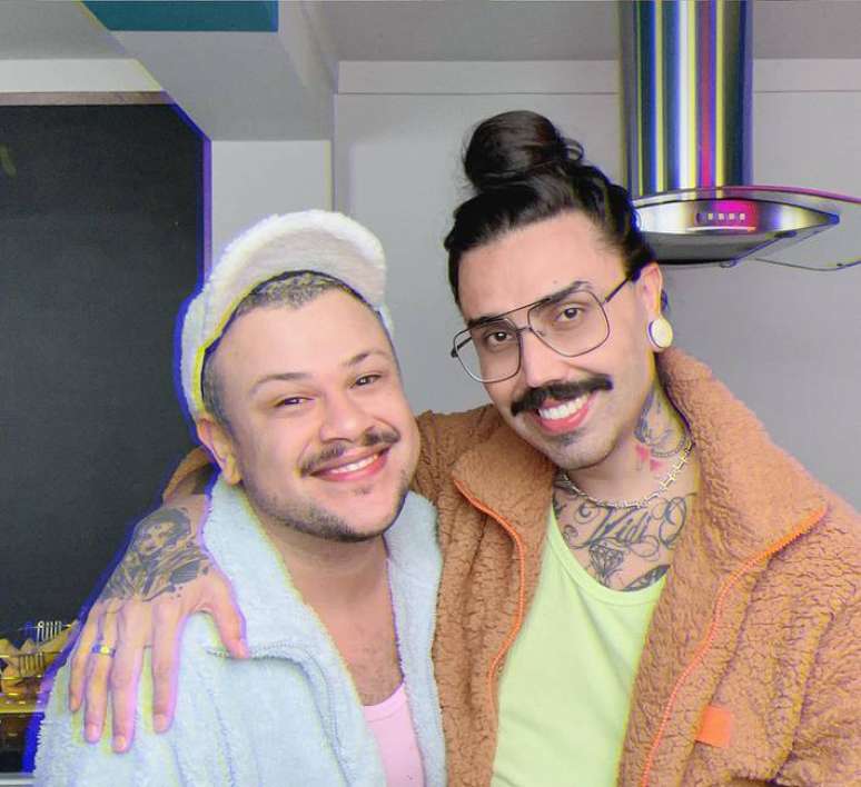 Filipe Oliveira (Fih) e Eduardo Camargo (Edu) s&atilde;o a Diva Depress&atilde;o, parceria que ultrapassa 3 milh&otilde;es de inscritos no YouTube