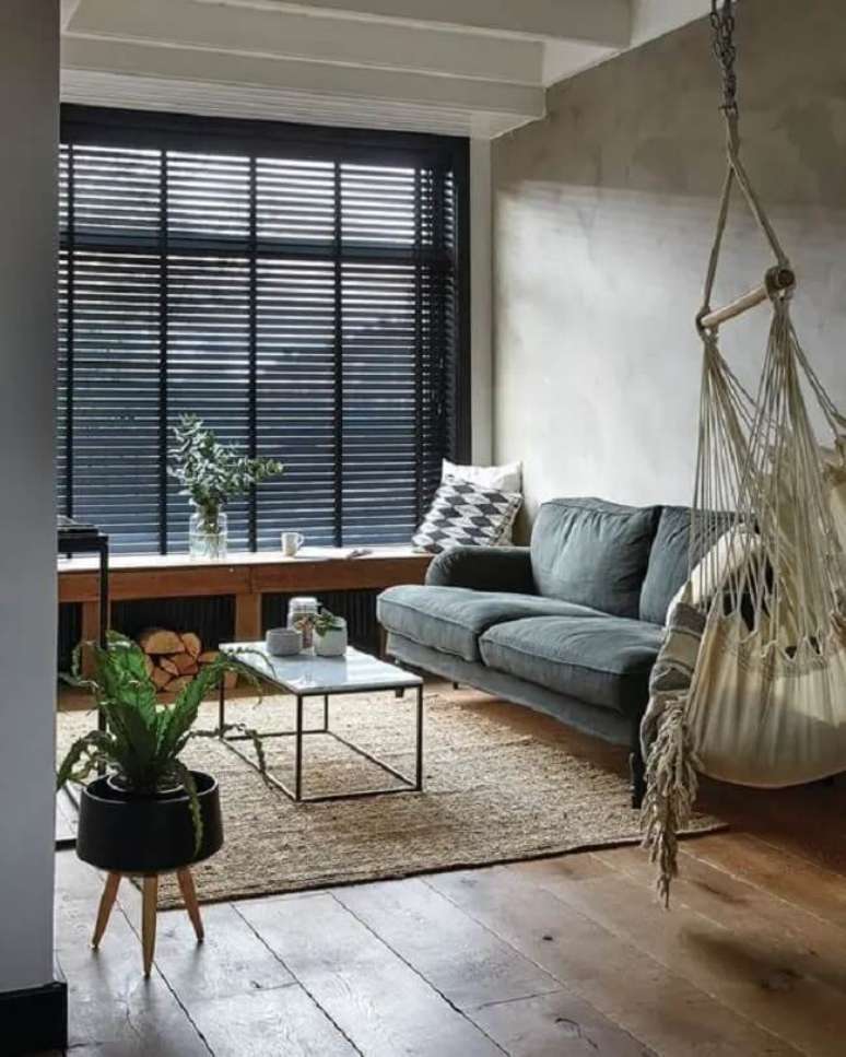 9.Sala de estar com piso de madeira e cimento queimado branco. Foto – Norman Shutters Blinds Shades