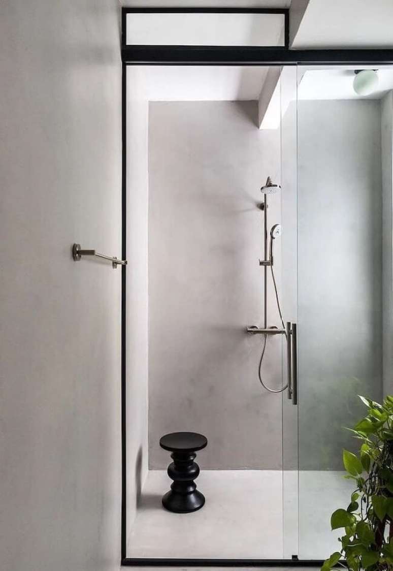 6. Banheiro com box até o teto e cimento queimado branco. Fonte -Studio Aline Roman