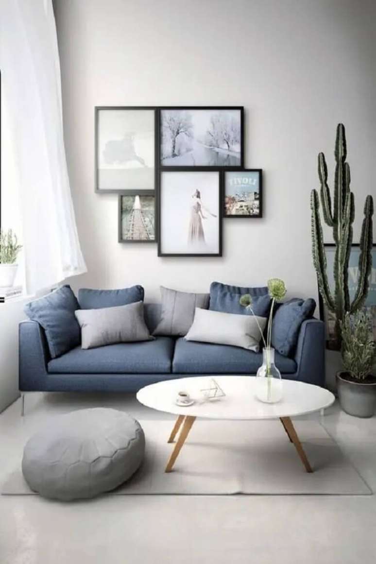 12. Sala com sofá azul e cimento queimado branco parede. Fonte – Salade