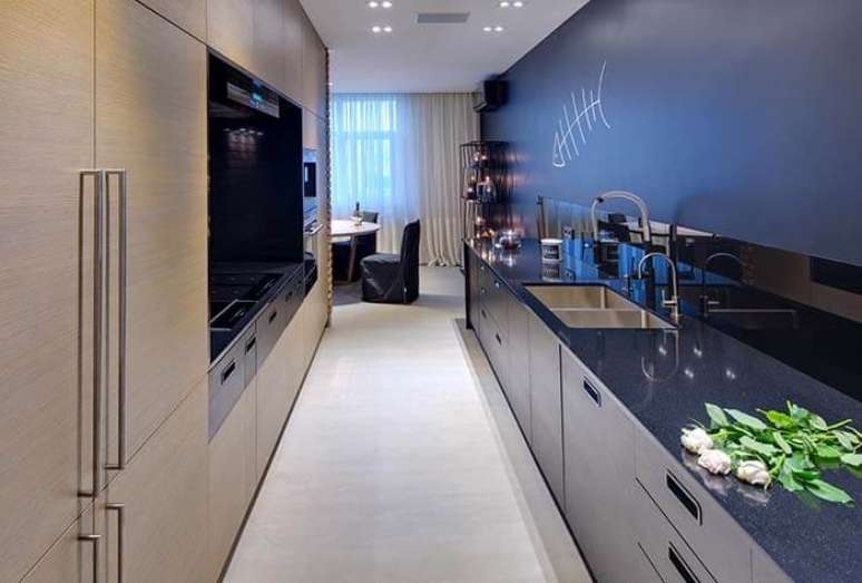 49. Cozinha linear com piso cimento queimado branco. Fonte – Decor Fácil
