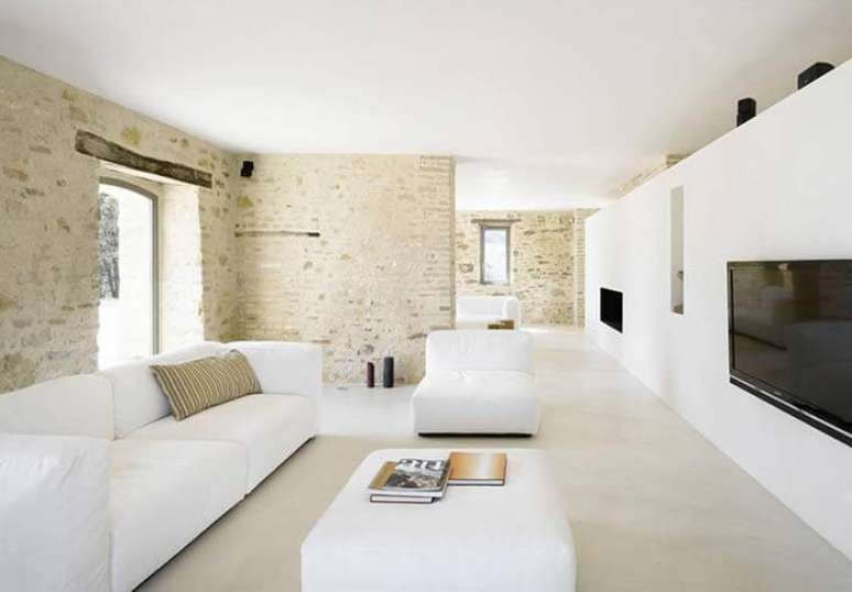 56. Cimento queimado branco e tijolo de demolição completam o decor. Fonte – Decor Fácil