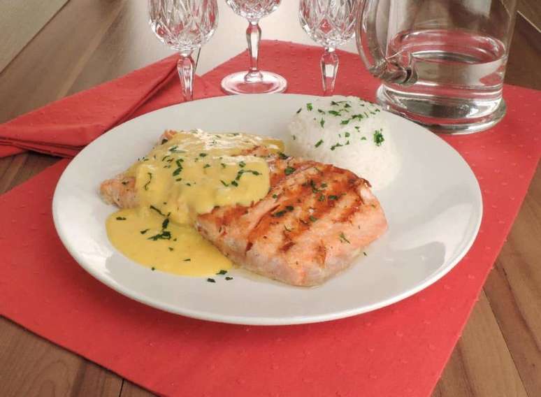 Teste essa receita com fruta, o salm&atilde;o grelhado com molho tangerina &ndash; Foto: Guia da Cozinha