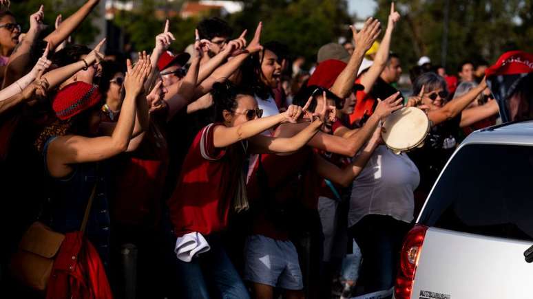 Brasileiros apoiadores de Lula fotografados em local de vota&ccedil;&atilde;o em Lisboa em 2 de outubro