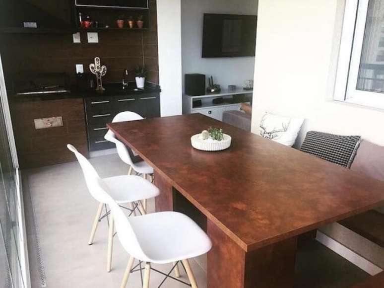 8. Varanda integrada com piso cimento queimado branco. Fonte – APTO 82