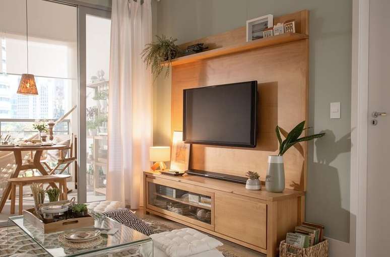 8. Modelo de painel de TV r&uacute;stico. Fonte &ndash; Tok&Stok