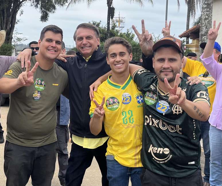 Nikolas Ferreira, de amarelo, ao lado de Bolsonaro, foi o candidato a deputado federal mais votado do país