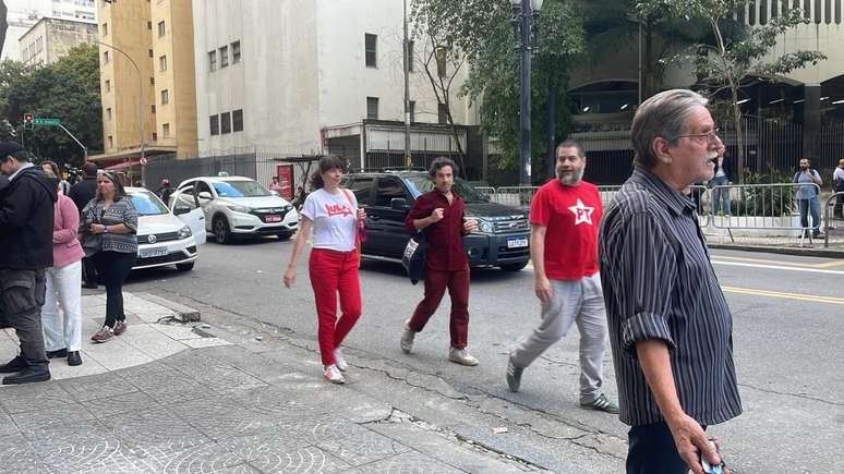 Apoiadores de Lula em frente a hotel onde lideranças petistas se reuniram para acompanhar a apuração