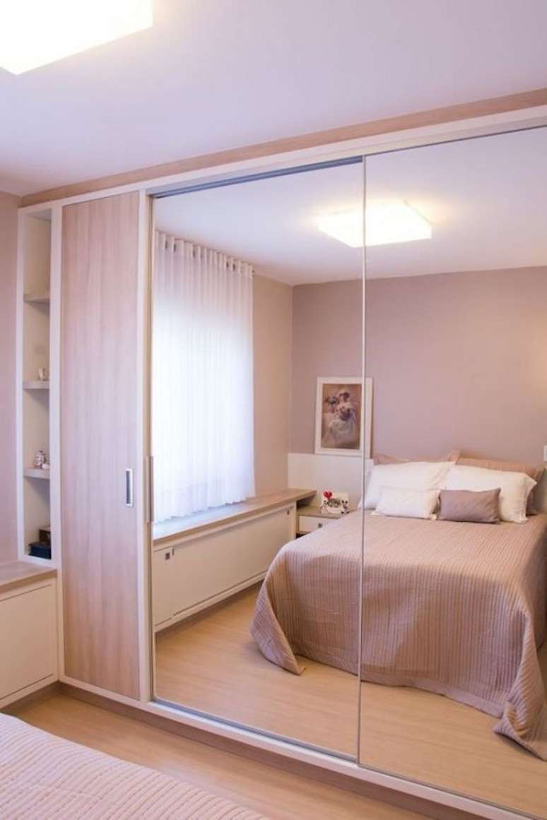 46. Quarto planejado com guarda roupa moderno espelhado &ndash; Foto Arkpad