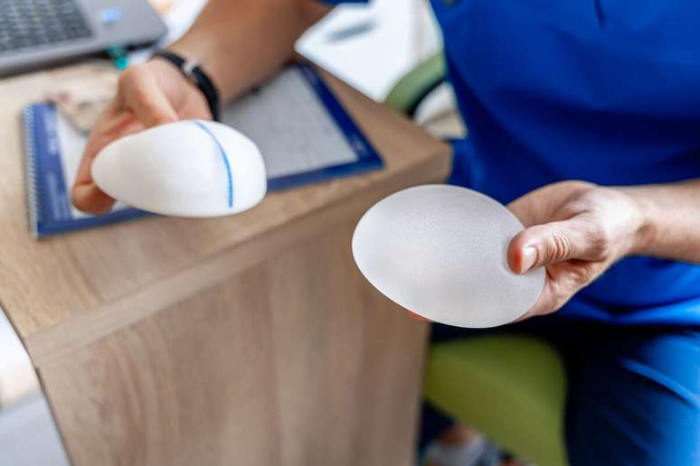 Reconstrução de mama pode ser feita com o restante de tecido ou prótese de silicone 