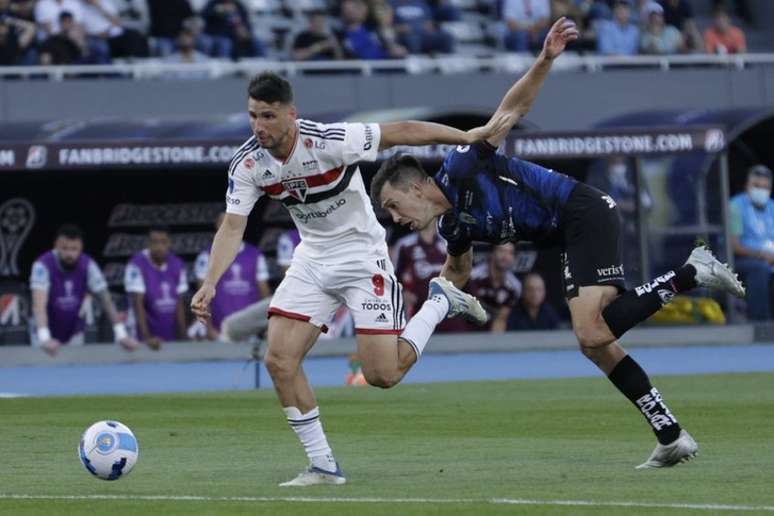 Um mês após vice da Copa do Brasil, Guerrero recebe prêmios de artilheiro e melhor  jogador