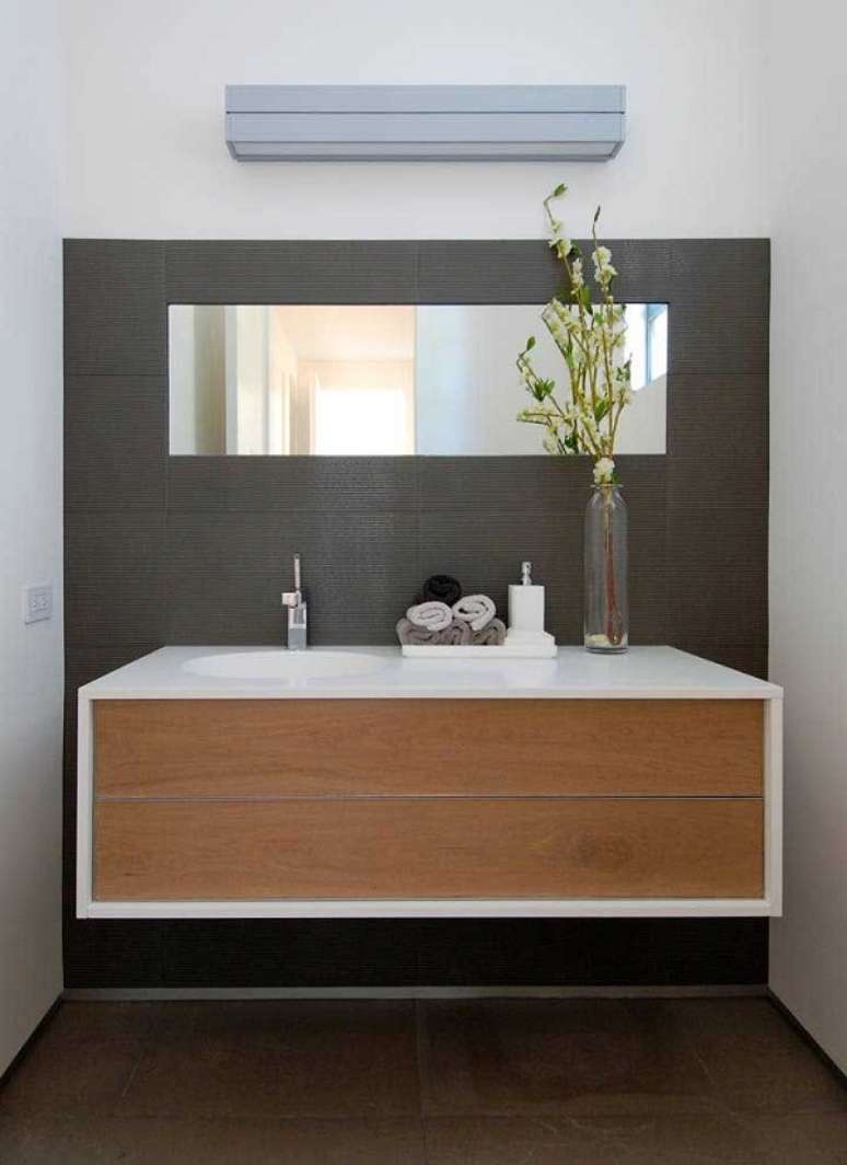 27. Cozinha com bancada corian e arm&aacute;rio pequeno &ndash; Foto DHOMISH