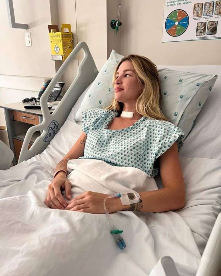 A influencer Aline Gotschalg após a cirurgia de tireoidectomia.