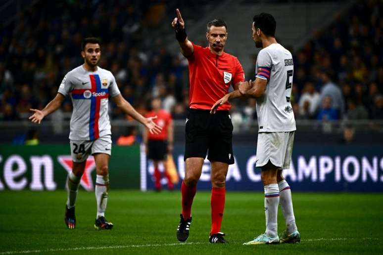 Slavko Vincic saiu de campo muito criticado pelo Barcelona (Foto: MARCO BERTORELLO / AFP)