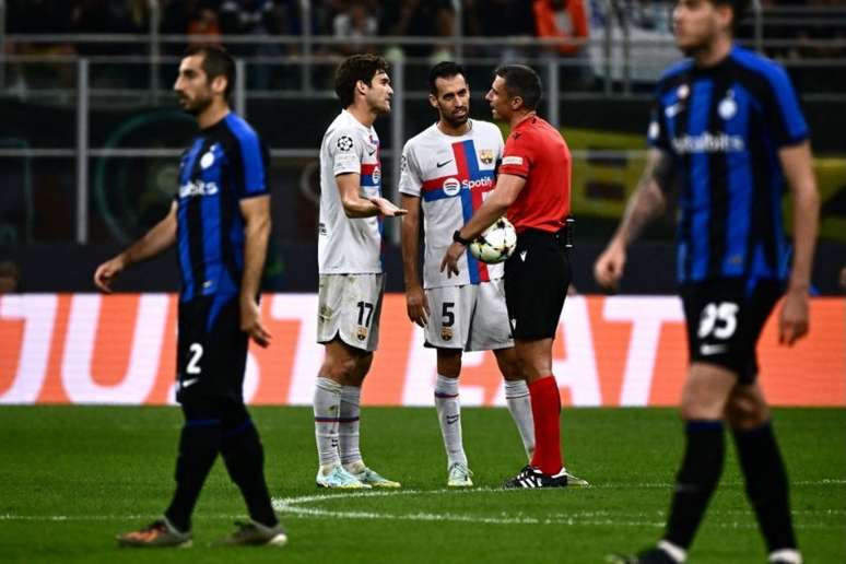 Barcelona reclamou da arbitragem no jogo contra a Inter de Milão (MARCO BERTORELLO / AFP)