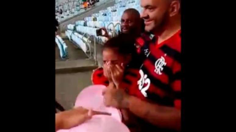 Duda se emocionou ao entrar no Maracanã (Foto: Reprodução / Twitter)