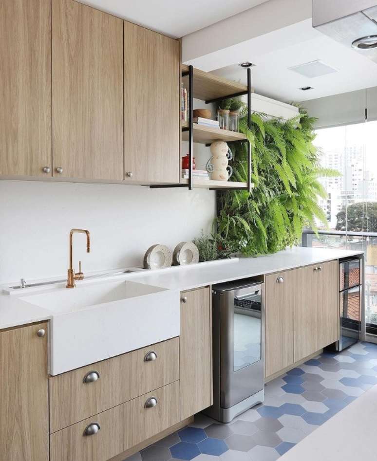 37. Cuba de semi encaixe de porcelanato e arm&aacute;rios pequenos de madeira &ndash; Foto Loft87 Arquitetura