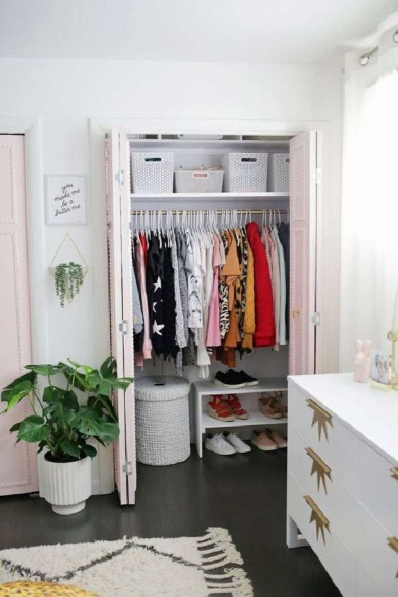 22. Closet pequeno no quarto com sapateira de madeira &ndash; Foto Country Living
