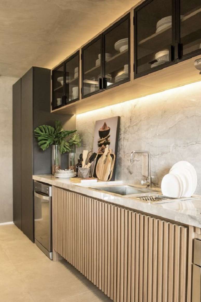 38. Enfeites para cozinha com arm&aacute;rio ripado &ndash; Foto DA Home Garden