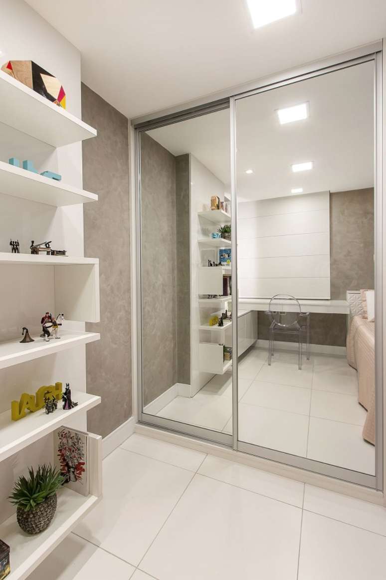 21. Como organizar um quarto pequeno com m&oacute;veis planejados e arm&aacute;rio pequeno &ndash; Foto Cris Nunes