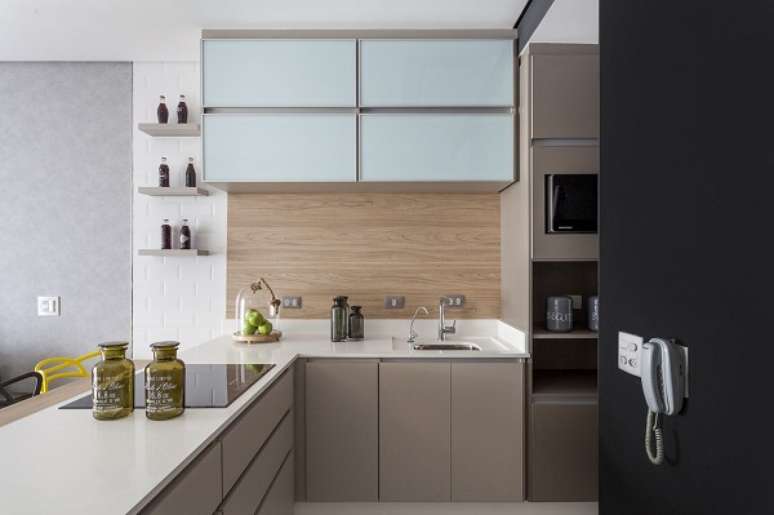 15. Arm&aacute;rio pequeno para cozinha americana simples &ndash; Foto Barbara Dundes