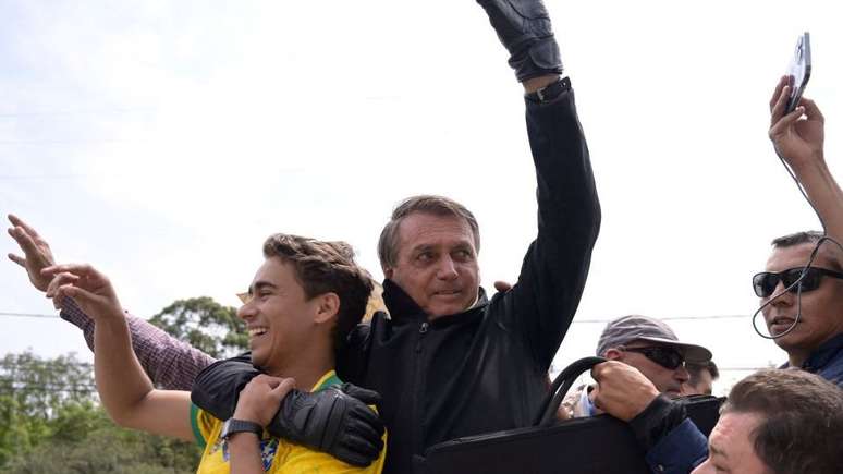 Nikolas Ferreira e Jair Bolsonaro durante uma motociata em Poços de Caldas, Minas Gerais