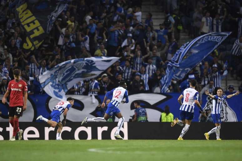 Porto vence a primeira na Champions League (Foto: MIGUEL RIOPA / AFP)