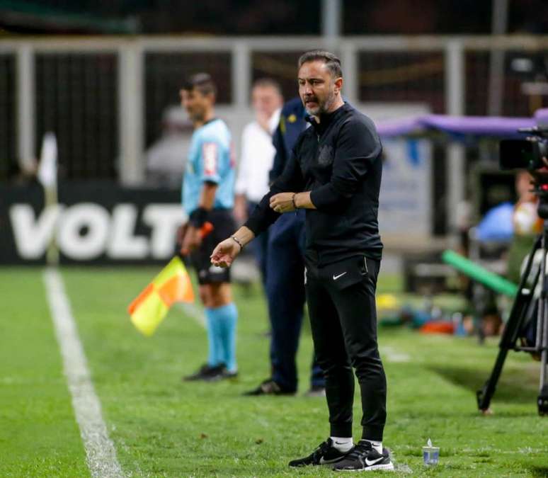 Vítor à beira do gramado contra o América-MG (Foto: Rodrigo Coca/Agência Corinthians)