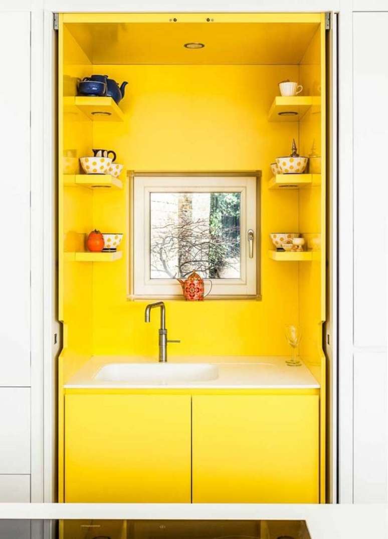 9. Espa&ccedil;o de lavanderia amarela com arm&aacute;rio pequeno moderno &ndash; Foto Jera Arquitetura
