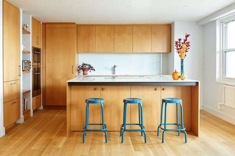 28. Cozinha planejada com bancada e arm&aacute;rios de madeira pequeno &ndash; Foto BlogLovin