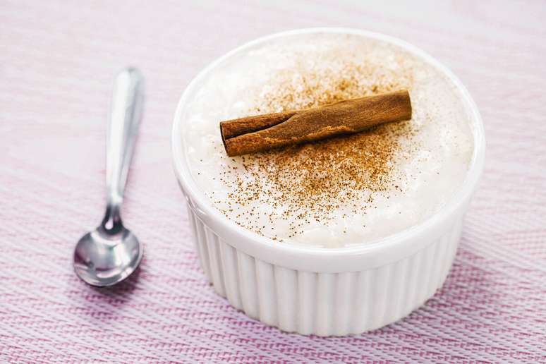 O arroz-doce tradicional é preparado com arroz branco, leite e açúcar