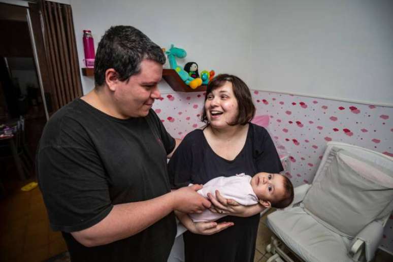 A professora Nathalya com o marido, Fabio, e a filha Milena, de 6 meses.