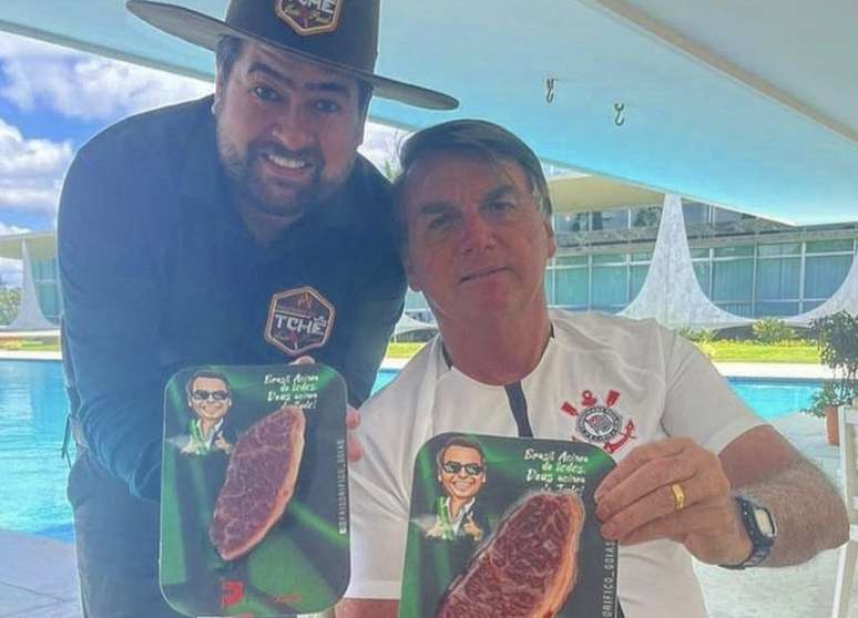 Bolsonaro posou com 'picanha mito'