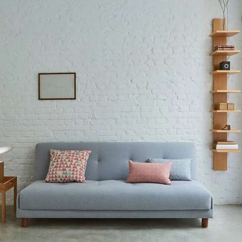 4. Modelo de sof&aacute; cama minimalista com p&eacute;s de madeira. Fonte &ndash; Cremme
