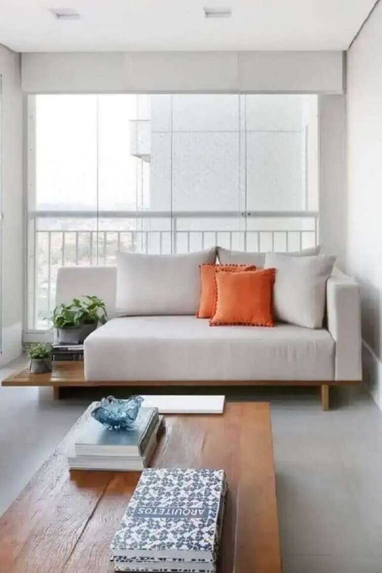 5. Varanda decorada com sof&aacute; minimalista. Foto &ndash; Jeito de Casa