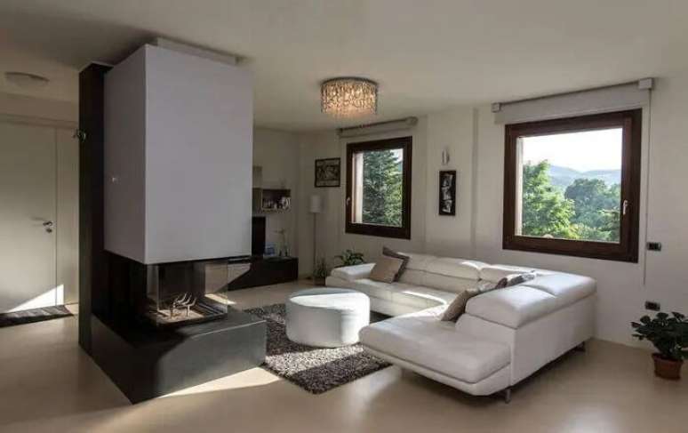 20. Sof&aacute; minimalista branco de canto. Projeto de Cristiane Szado