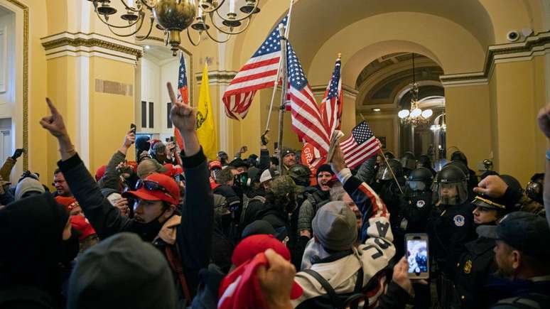 Apoiadores de Trump invadiram o Capitólio para interromper a sessão que certificaria a vitória de Joe Biden, eleito presidente do país