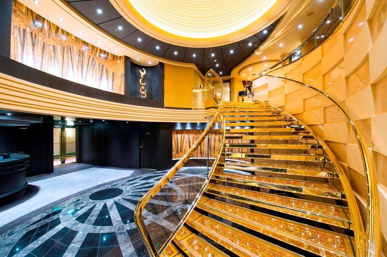 Na escadaria da ala Yatch Club do Preziosa, tudo o que reluz &eacute; Swarovski.