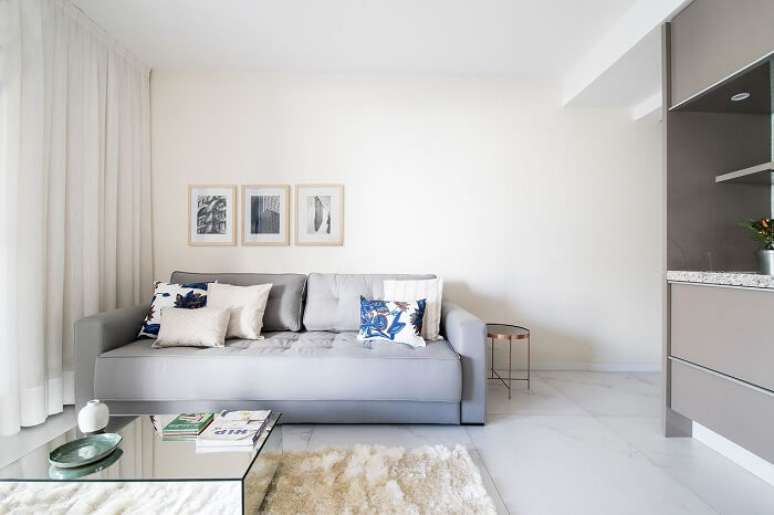 9. Tapete de pelinho e sof&aacute; minimalista. Projeto de AM Studio Arquitetura