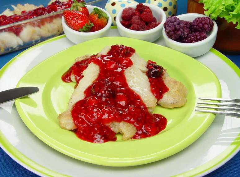 Peixe ao molho de frutas vermelhas &ndash; Foto: Guia da Cozinha