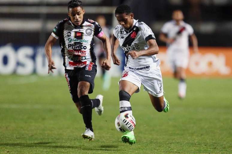 Eguinaldo apareceu pouco, mas levou perigo quando teve oportunidade (Foto: Daniel Ramalho/Vasco)