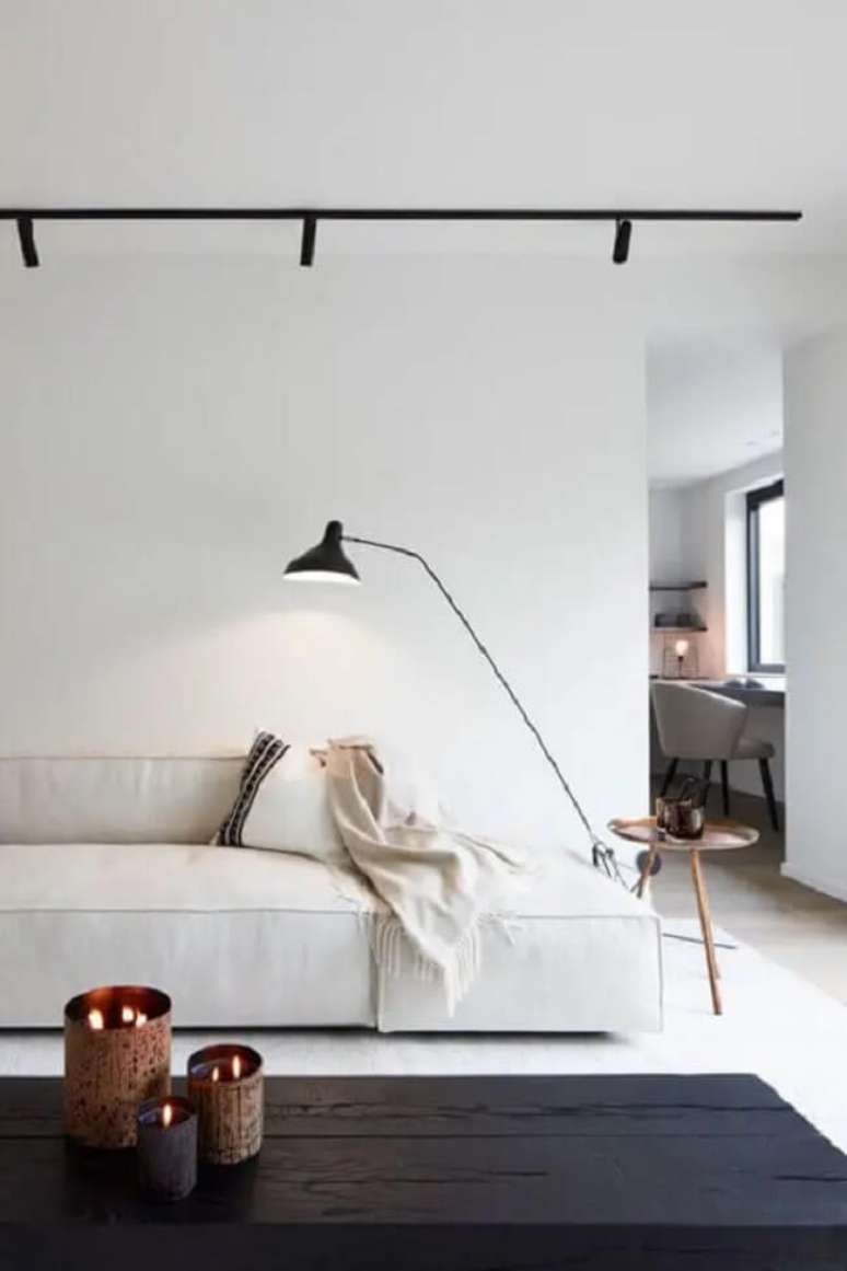 47. Lumin&aacute;ria de ch&atilde;o e sof&aacute; minimalista para sala. Fonte &ndash; Decoratorist