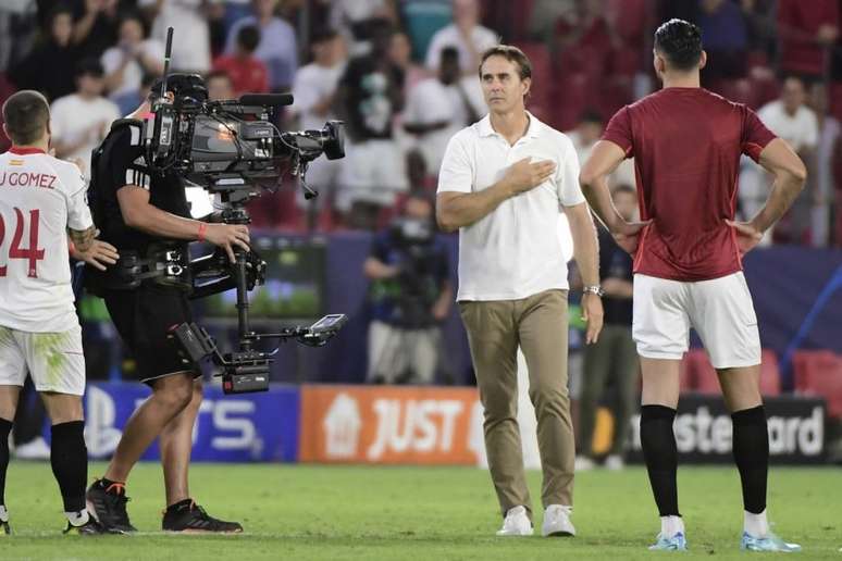 Julen Lopetegui se despediu da torcida do Sevilla após derrota na Champions (Foto: CRISTINA QUICLER / AFP)