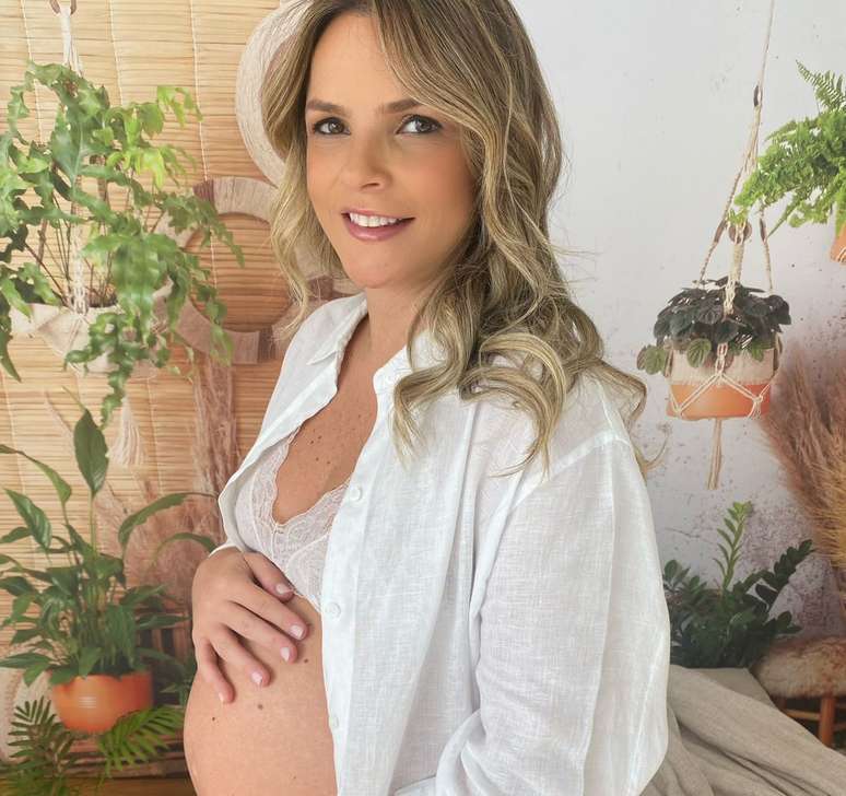 Fl&aacute;via Janini gr&aacute;vida de sua beb&ecirc;, fruto de reprodu&ccedil;&atilde;o independente