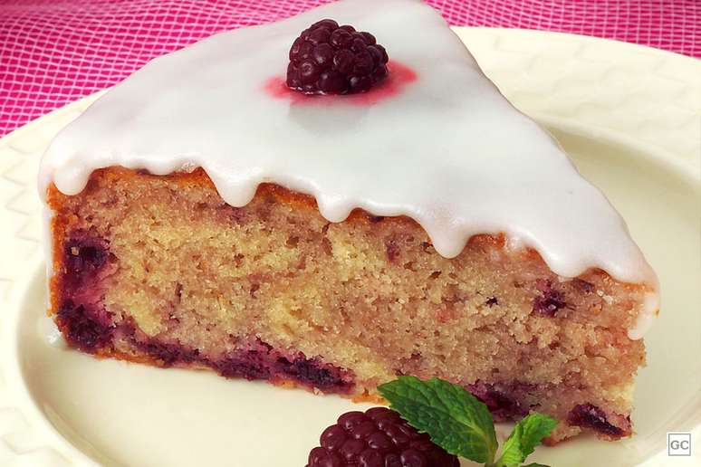 Bolo cremoso de amora &ndash; Foto: Guia da Cozinha