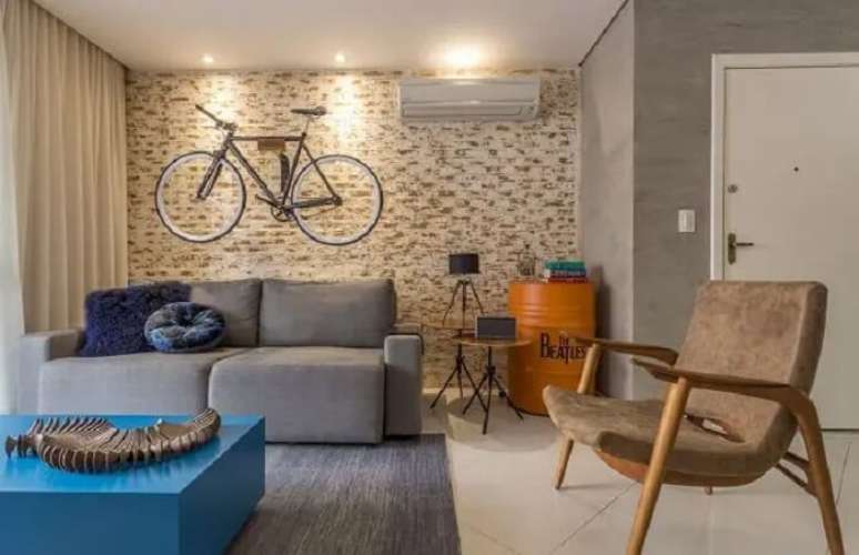 36. Modelo de sof&aacute; retr&aacute;til minimalista cinza. Projeto de Flavia Campos Arquitetura